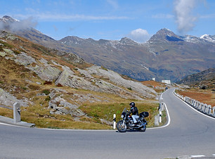 Biker auf Passstrasse