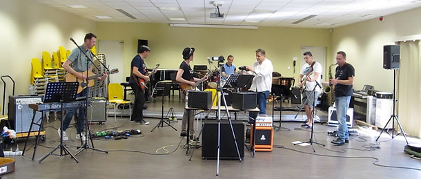 Mosh Kainer en répétition avec le groupe Very Good Trip au Conservatoire de Vence - photo © Geneviève Roy