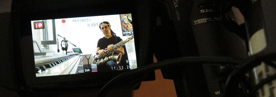 Tournage du film « Vu d'en haut les murs n'existent pas » de David Rivière et Frédéric Lamasse dans l’atelier de Lior Paz, musicien, lors de la résidence de création de l'artiste à la Villa Le Rêve à Vence en 2016