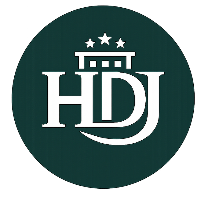 Logotipo HDJ con tres estrellas sobre un fondo circular oscuro