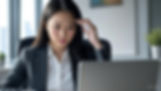 頭を抱える女性
