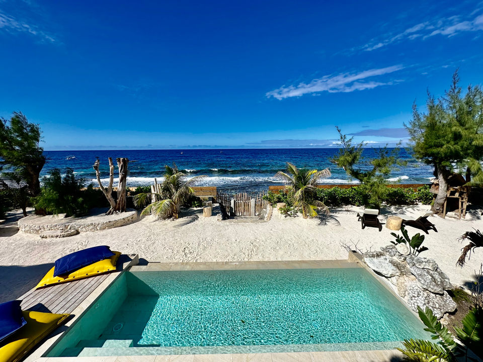 Infinity pool with sea view