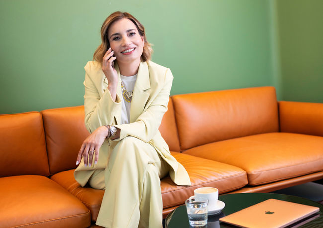 Frau bei einem Personal-Branding-Shooting mit professionellem Hair und Make-up in Frankfurt.