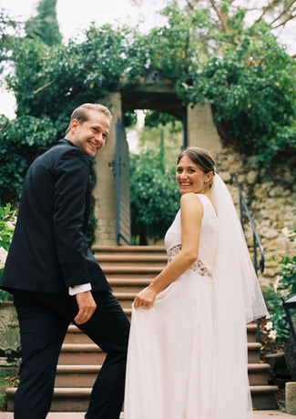Glückliche Braut mit professionellem Make-up blickt bei ihrer Hochzeit in Frankfurt zurück.