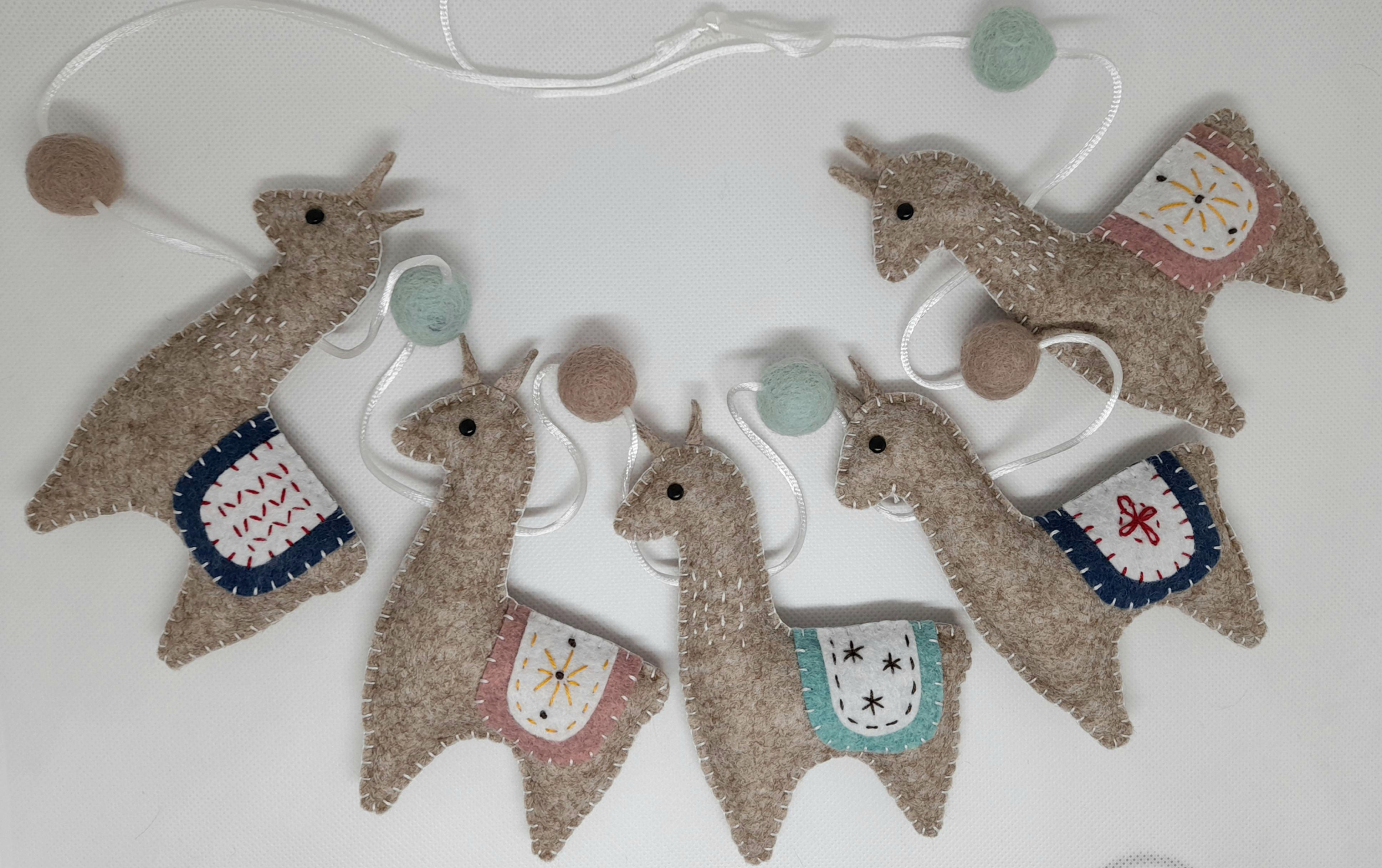 Llama bunting