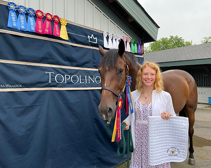 Helena and Otto holding their ribons and saddle pat