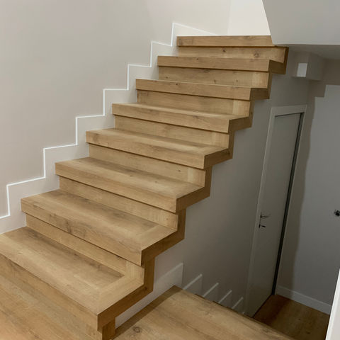 Escalera de madera instalada por Instalador de Carpintería (19)
