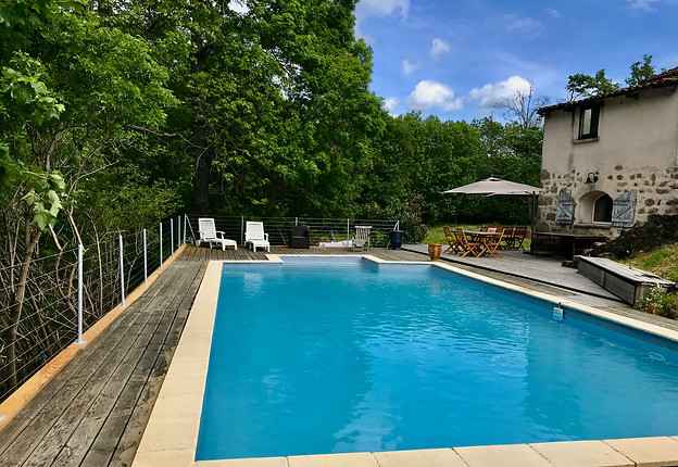 La piscine avec la terasse pour manger et vous detendre au milieu de la nature