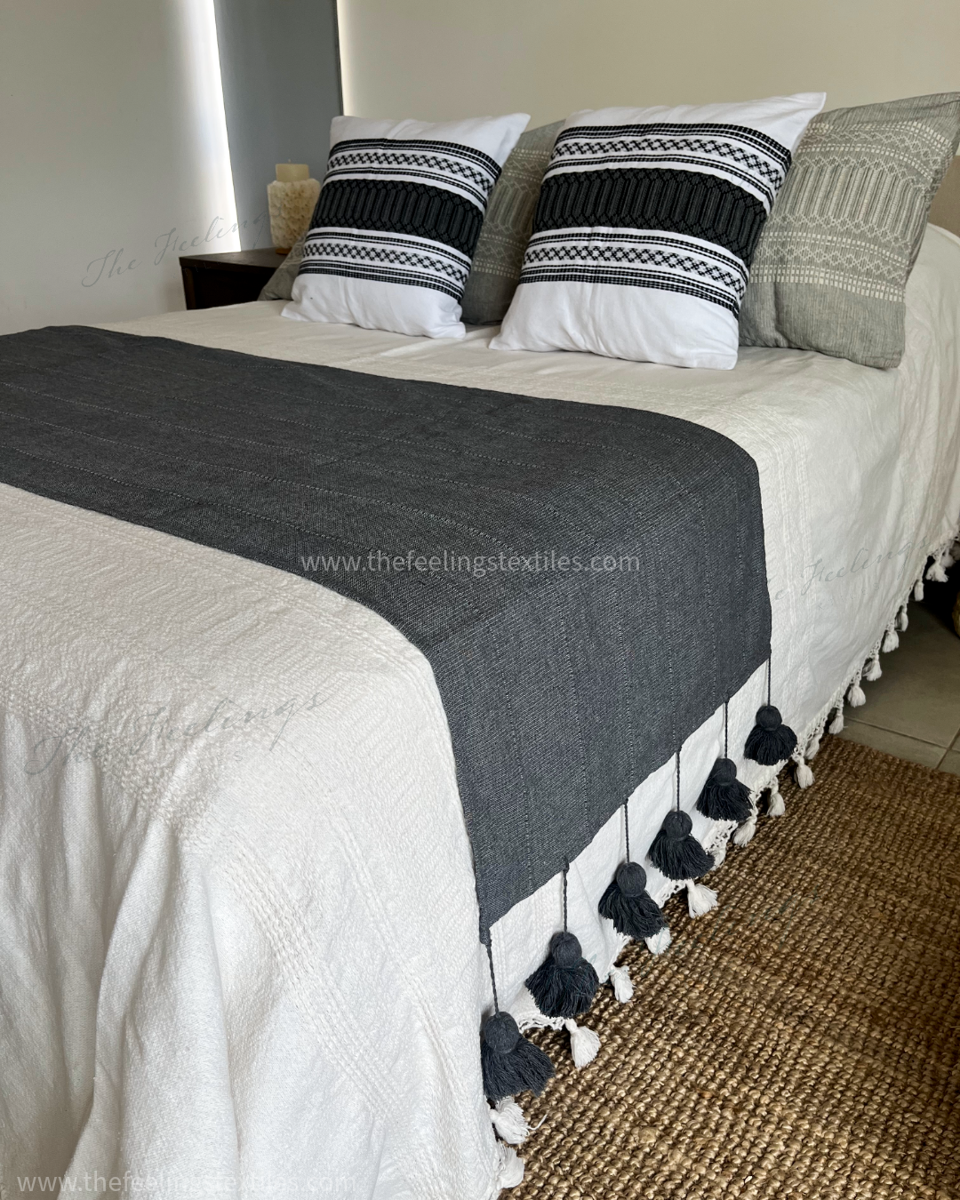 pie de cama pompones colgantes hecho en telar de pedal