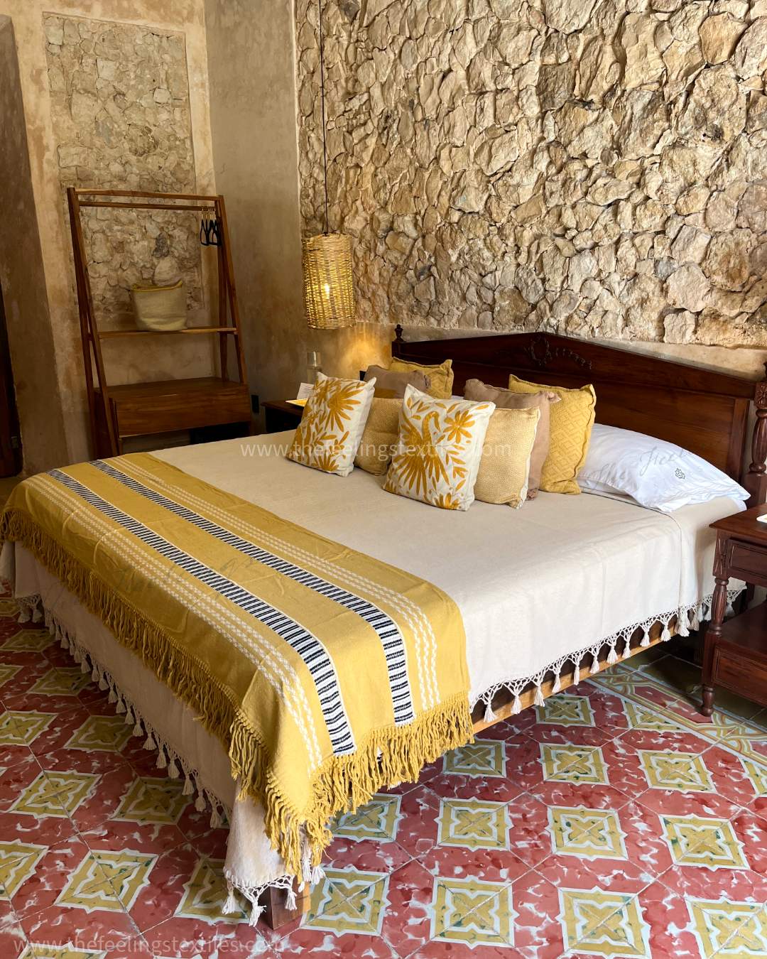 set de recámara con cojines bordado tenangos color mostaza