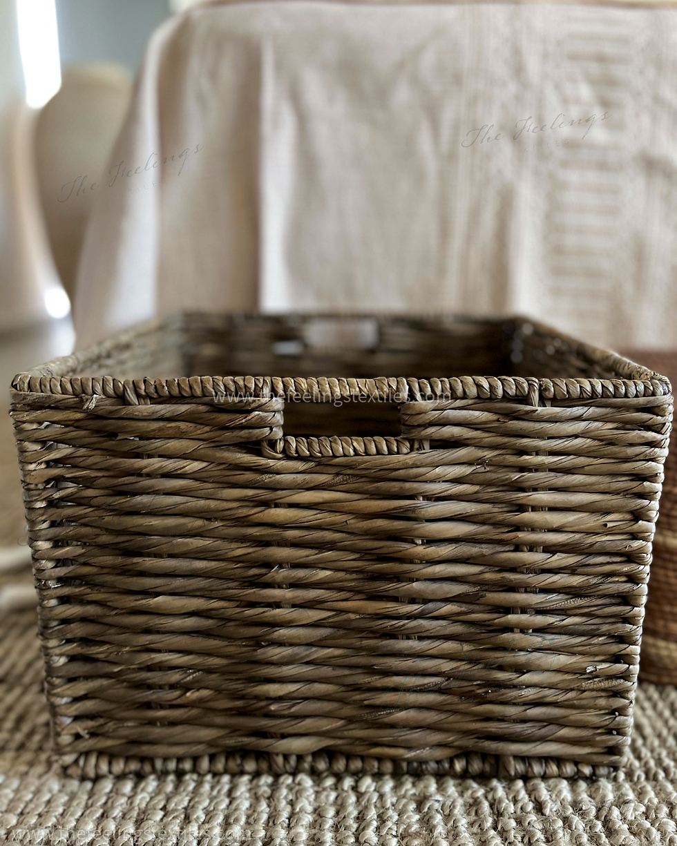 canasta cuadrada de tule tejida a mano