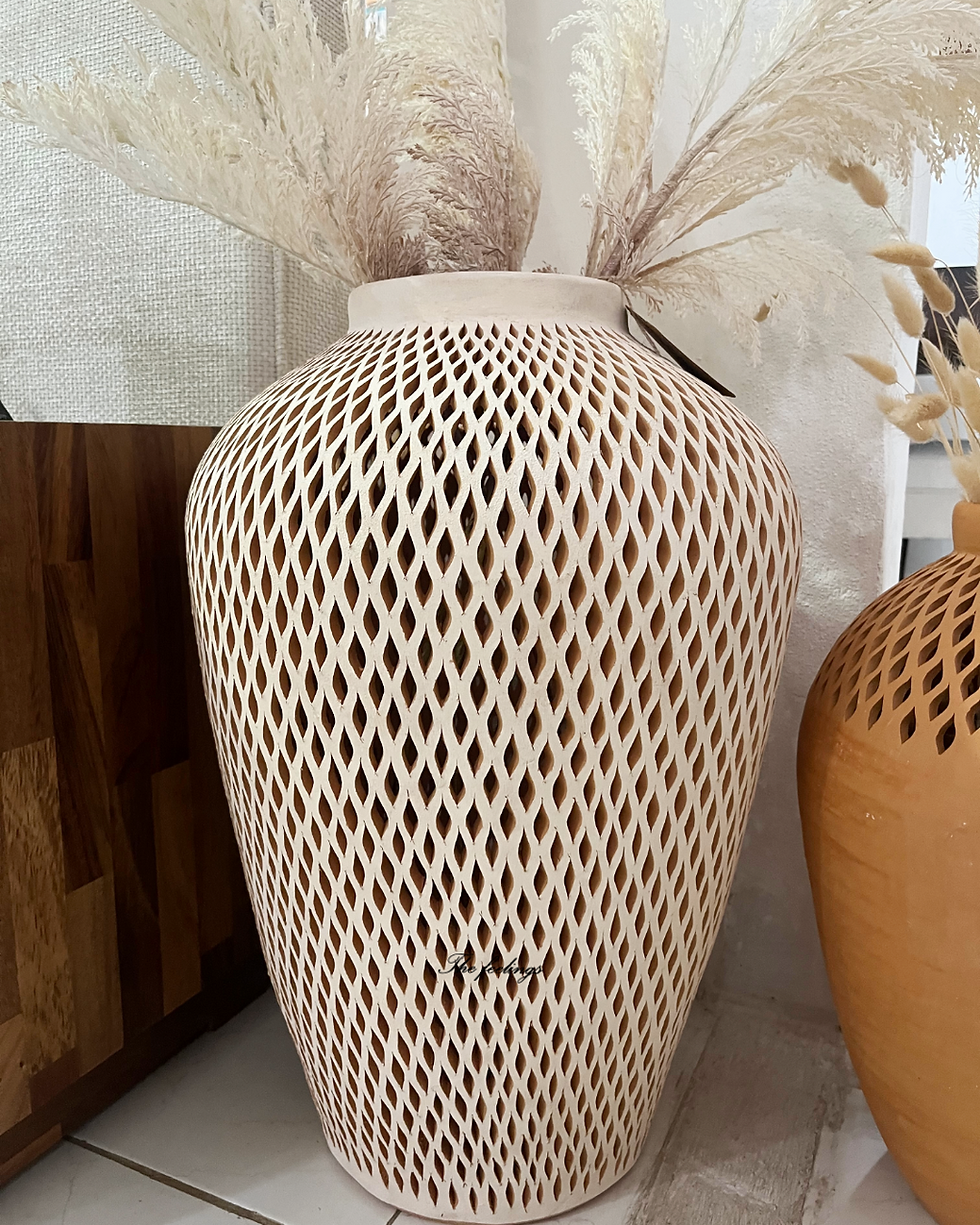 jarron de barro blanco calado hecho a mano en oaxaca