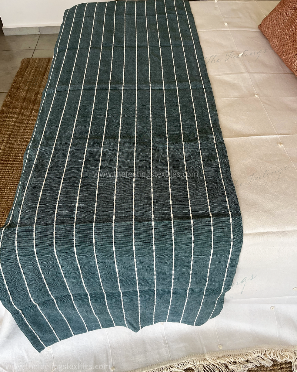 Thumbnail: pie de cama verde botella con hilo incrustado natural