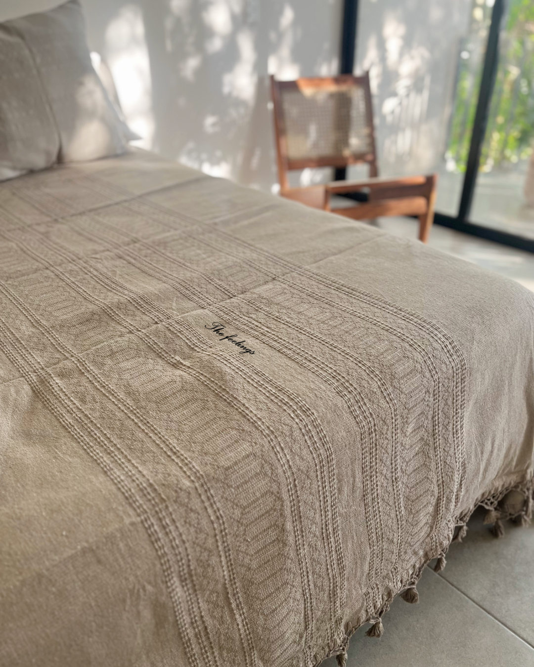 colcha de algodon color cafe hecha en telar de pedal