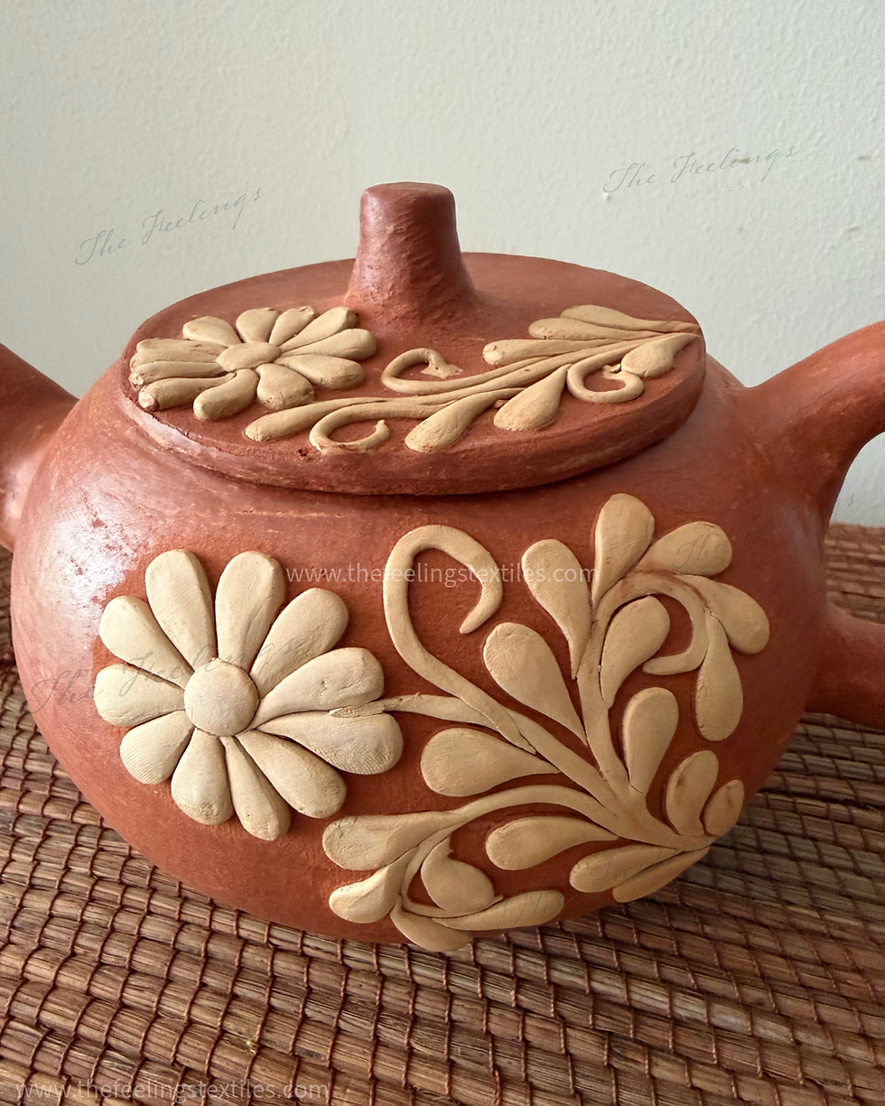 tetera decorativa con barro natural empastillado hecha a mano