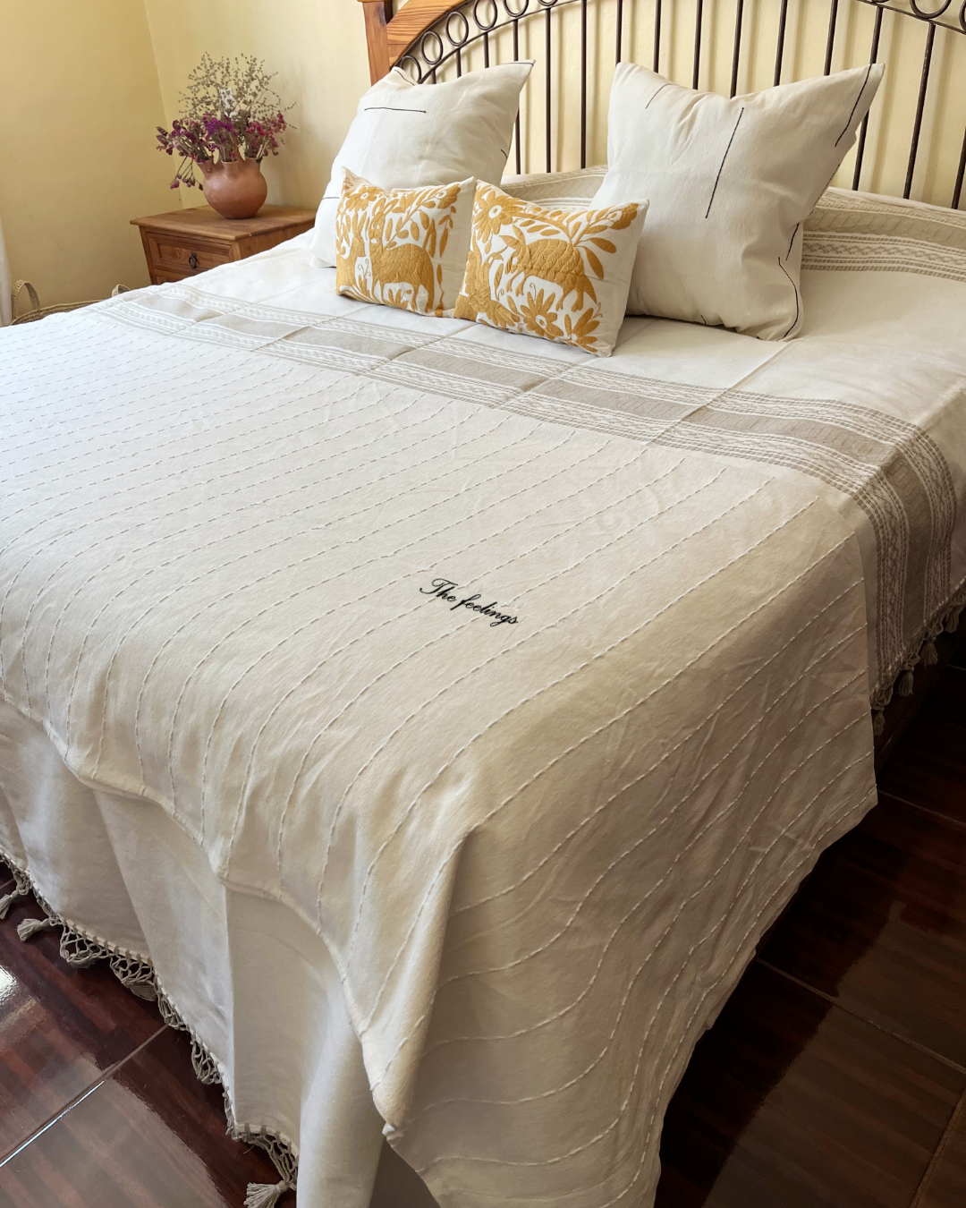 colcha individual natural con blanco hecha en telar de pedal