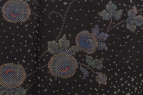 黒地に繊細な花模様の大島紬 | Heritage Japon