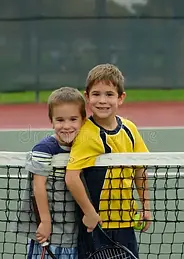 deux-garçons-jouant-au-tennis-1371645.webp