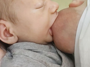 10 situații pe care le rezolvă alăptarea