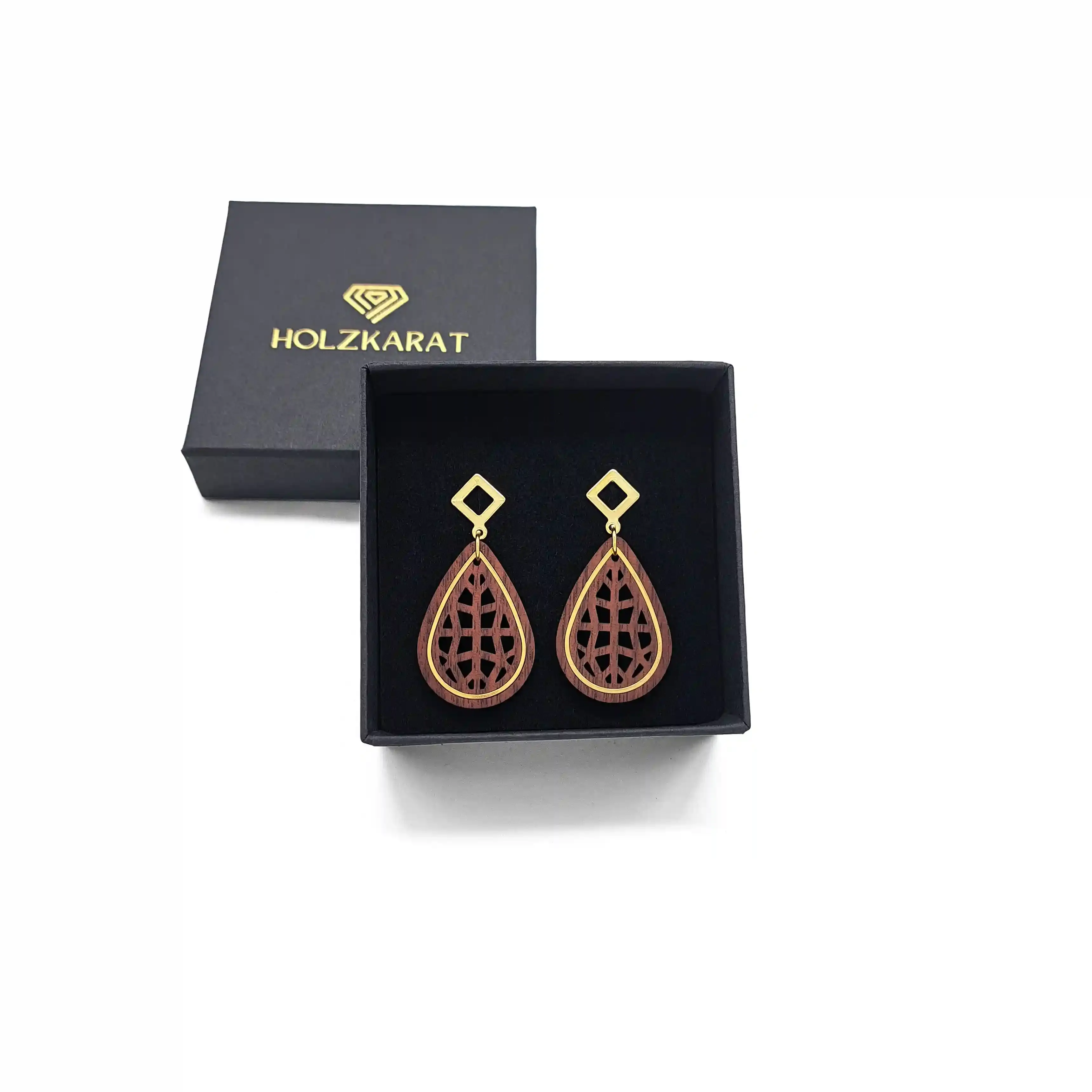 Rowana Ohrringe – eleganter Tropfen-Schmuck aus Holz mit filigranem Cutout-Muster und goldfarbener Kontur, präsentiert in sch