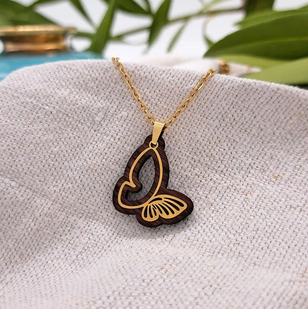 Filigraner Schmuck aus Holz: Liora Halskette mit stilisiertem Schmetterlingsmotiv in Gold und dunklem Holz – elegant und femi
