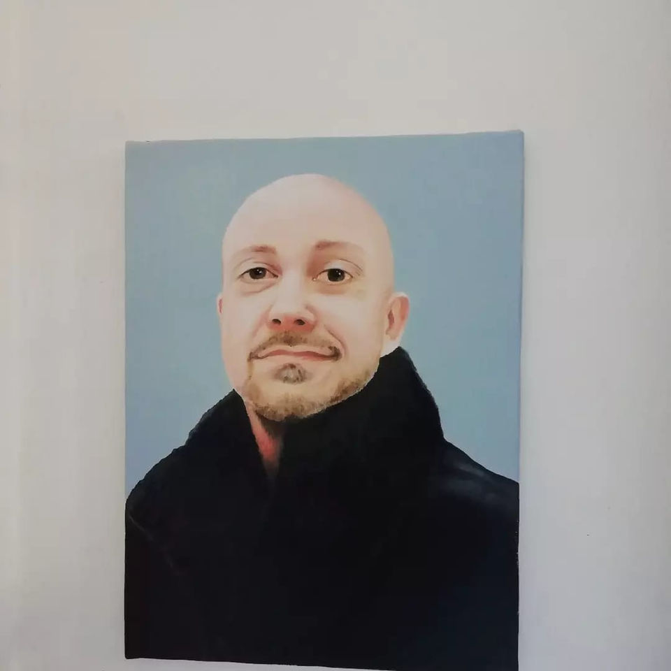 Ritratto di un uomo calvo, giacca scura