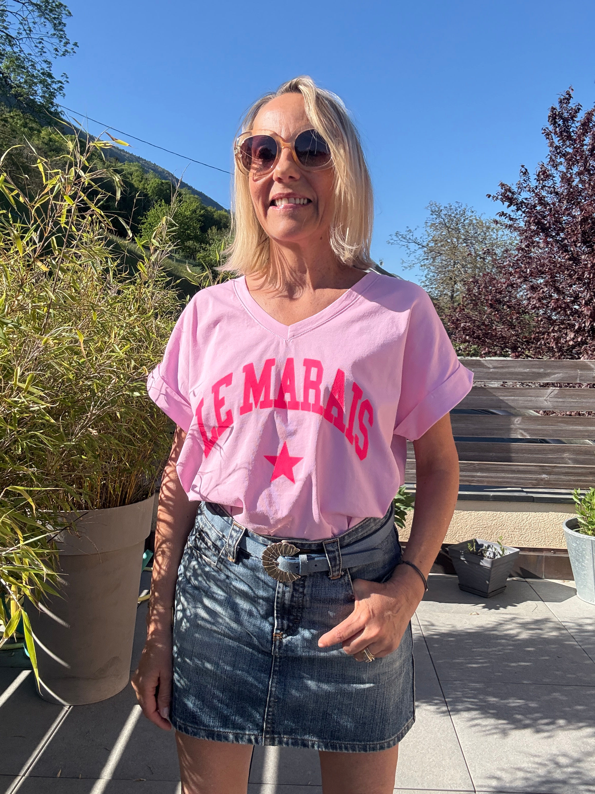 Tee-shirt rose inscription le Marais col V, manches retroussées