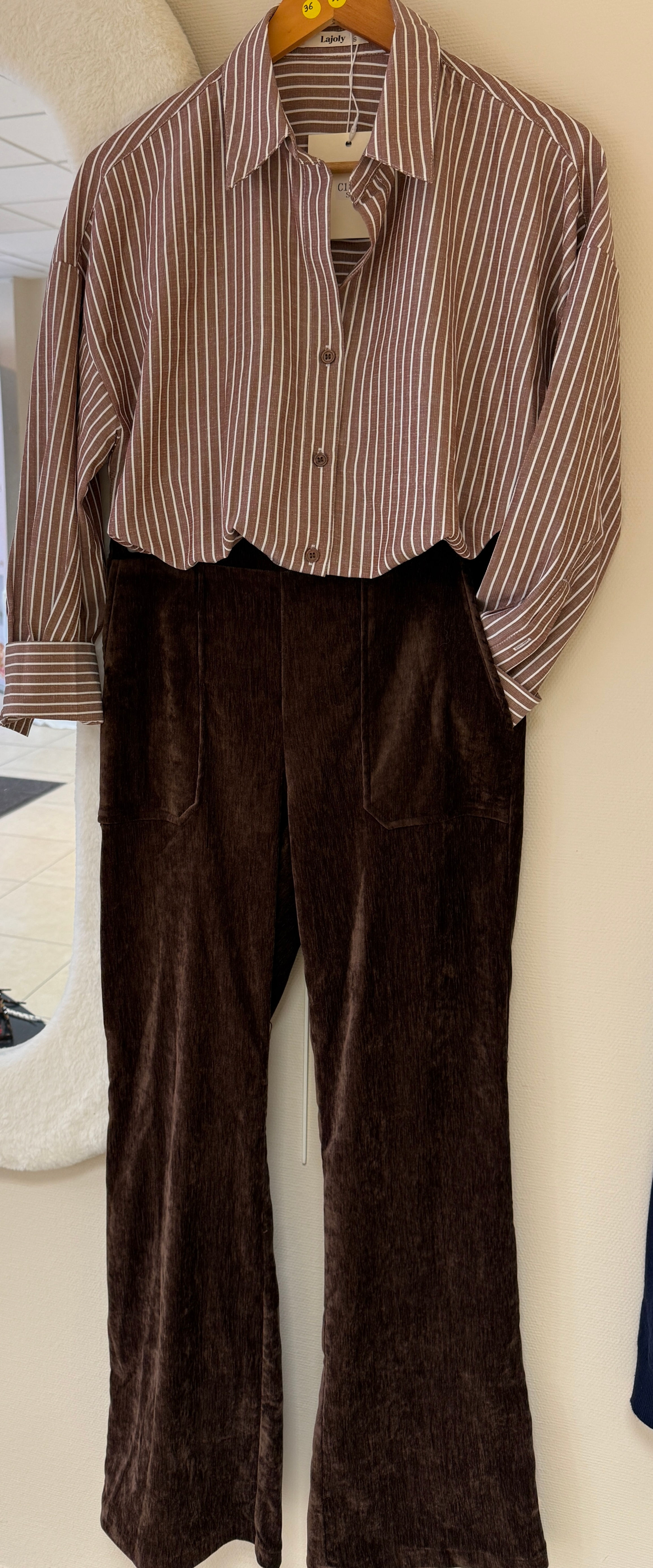 Le pantalon velours lisse chocolat ample et fluide