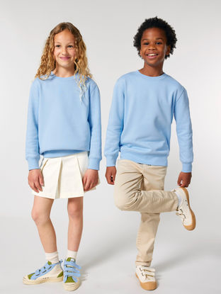 Zwei Kinder tragen hellblaue Pullis, Modell Mini Changer 2.0 von Stanley/Stella – ideal für langlebige Siebdruckveredelung