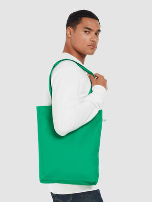 Person trägt grüne Stofftasche, Modell EP75 von Earth Positive – optimal für nachhaltige Werbebotschaften und individuelle Drucke.