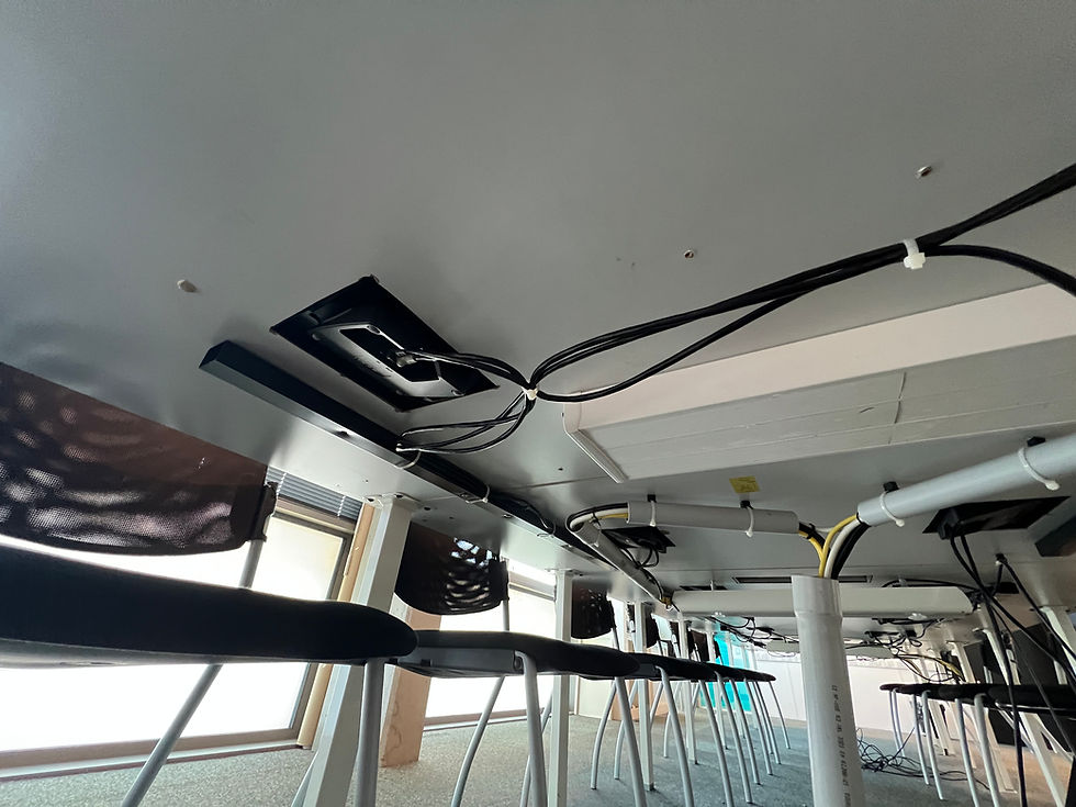 Miniature : Table de réunion avec prises électriques et micros (Qté : 0) TAB588