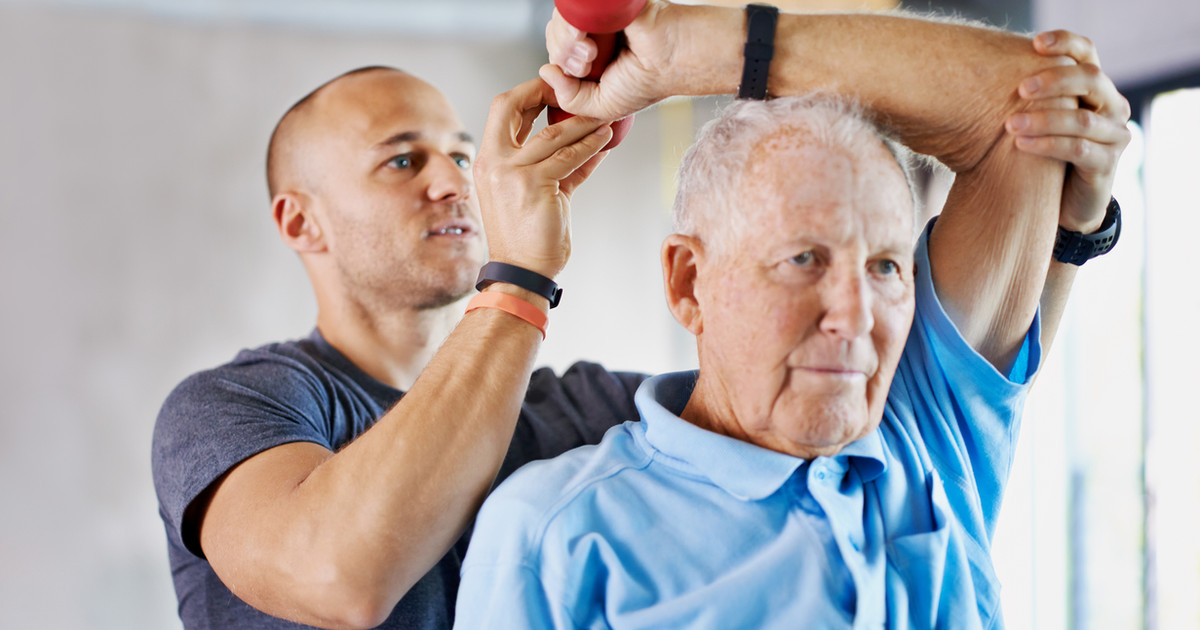 A physiotherapist and Accredited Exercise Physiologist working with a participant to develop a personalised rehabilitation program focused on restoring movement, confidence and function.