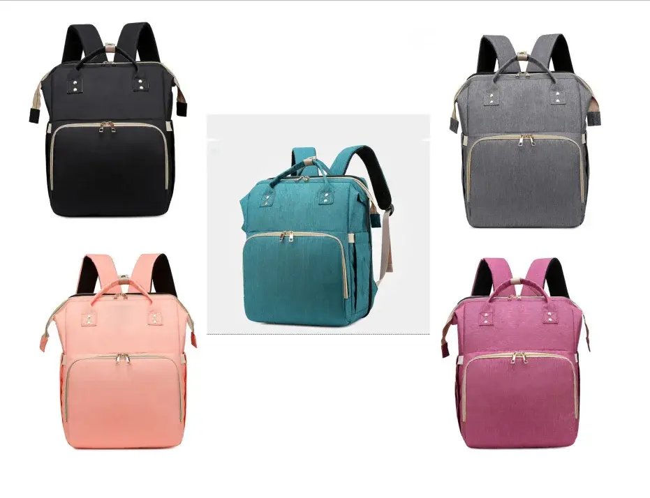 Pikkukuva: Bolsas de maternidad portátiles de cuero rosa, con cuna.