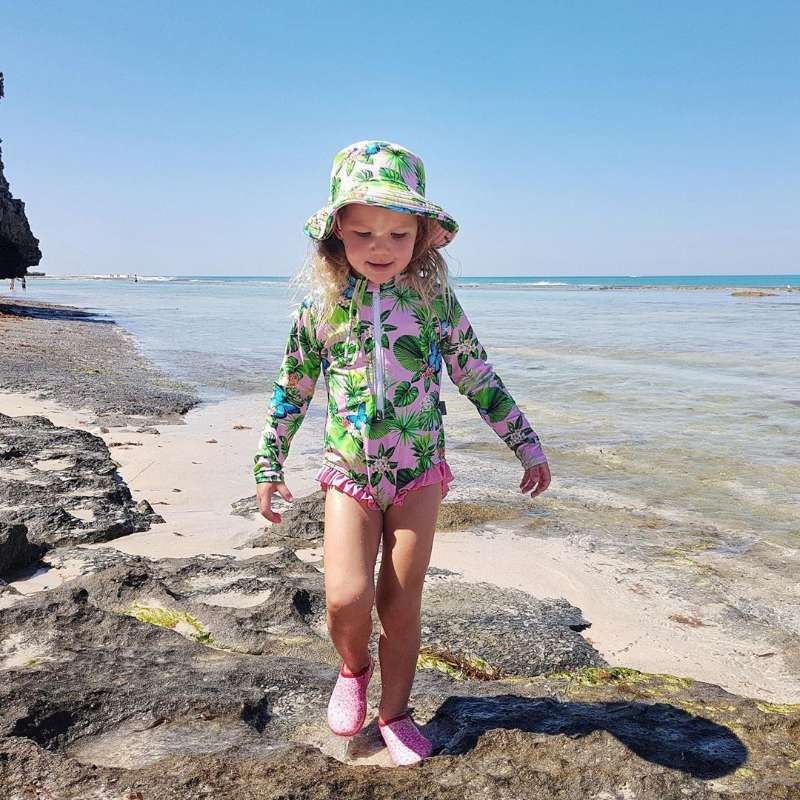 Pikkukuva: Encantador vestido de baño con volantes y sombrero. Niñas.