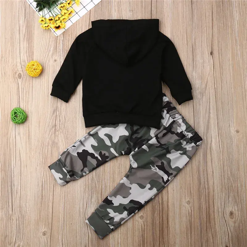 الصورة المصغرة: 1 a 6 años.  sudadera con capucha negra , una camiseta, pantalón  camuflaje.