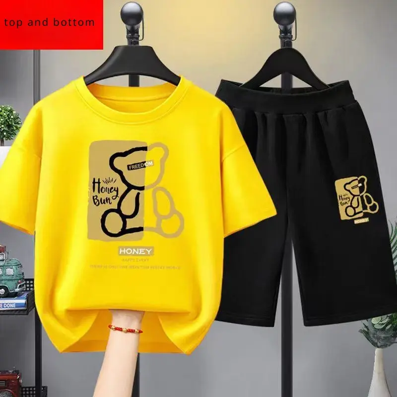 Conjunto veraniego informal para bebés: camiseta y shorts con dibujos de ositos.