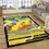 Miniatyrbild: Alfombra de regalo de dibujos animados de Pikachu con tarjeta dorada de Pokémon.