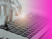 robô mexendo no computador