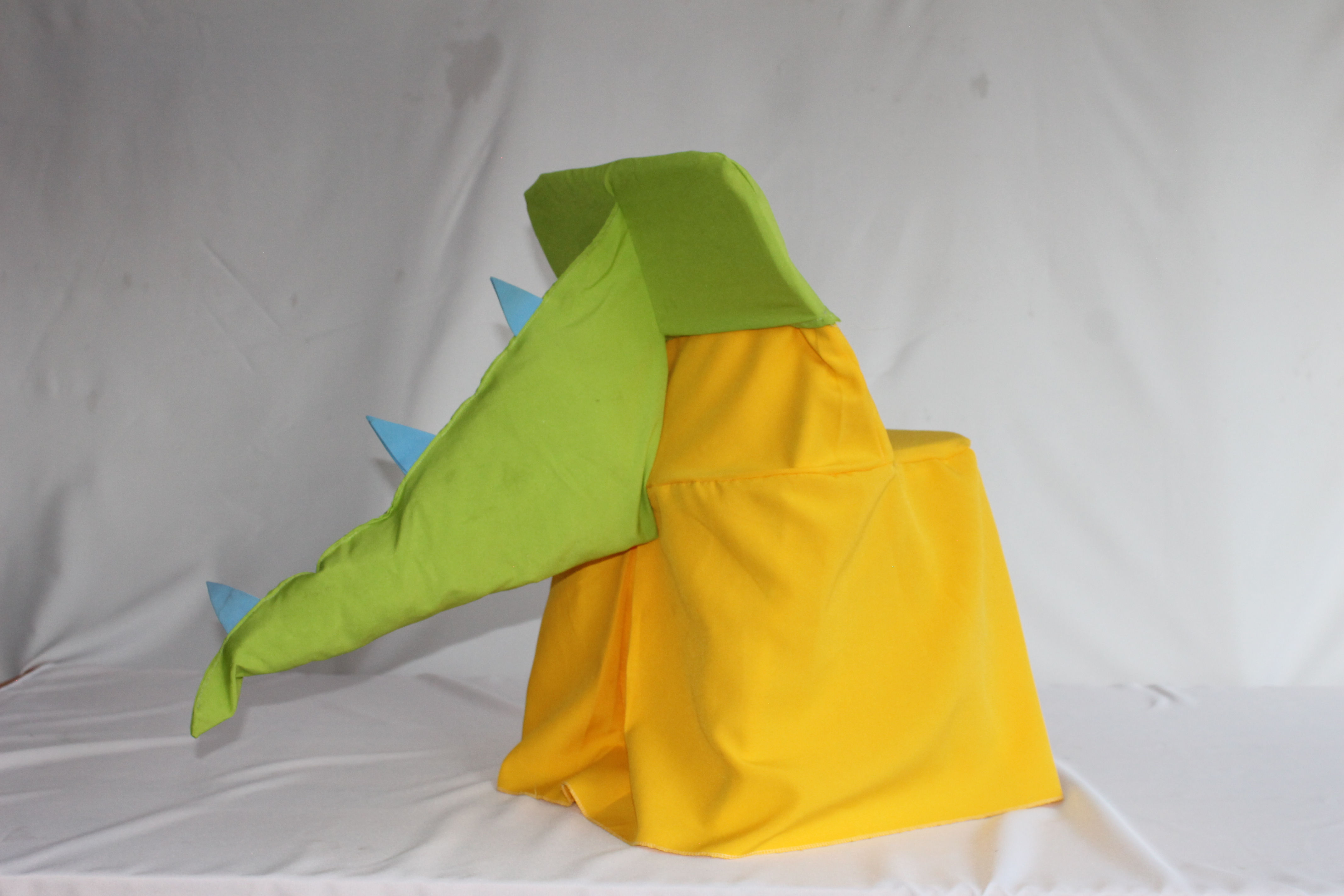 Silla + Funda Amarilla + Cola Dinosaurio