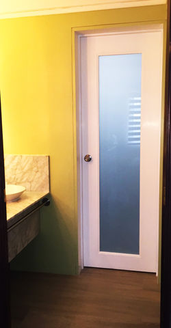 Puerta desde lavamanos