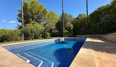 Villa en venta en Santa Ponsa con piscina, vistas y gran potencial