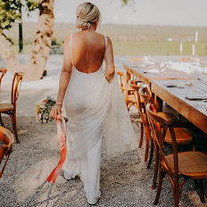 mariée à l'extérieur du manoir