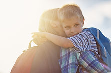 Enfant serrant son parent dans ses bras