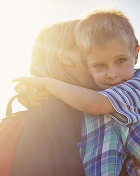 Eltern verabschieden ihre Kinder vor der Schule