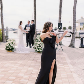 Giselle, our talented and gorgeous violinist, delighted us by starting with Oblivion by Astor Piazzolla and going over a beautiful selection of classic contemporary pieces.