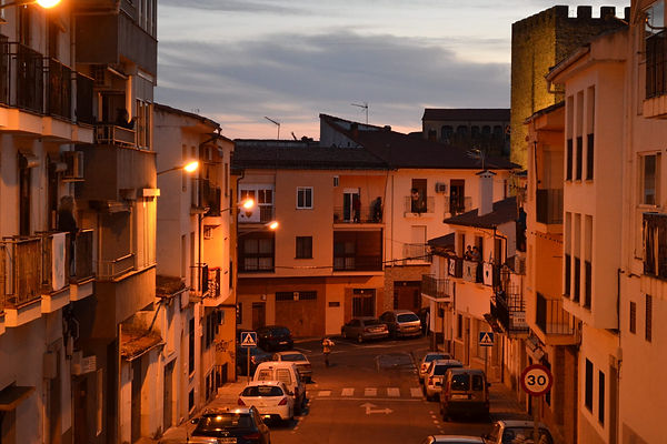 Cae la tarde en Plasencia y la gente emp