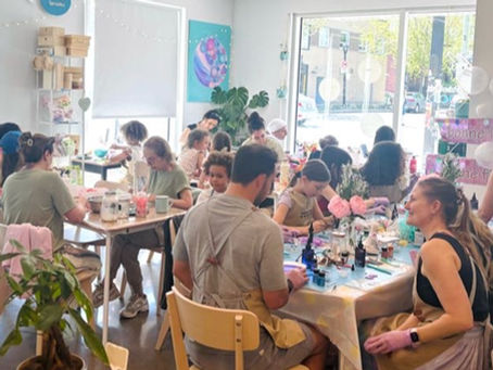 Famille participant à des activités créatives intérieures chez Palette Pastel à Montréal