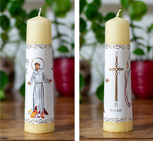 Eine Bleistiftzeichnung des heiligen Fanziskus von Assisi. Einige Details sind mit goldener Farbe gemalt und an seinen Füßen sitzen einige Vögel.