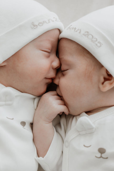 Zwei Neugeborene beim Newborn-Shooting