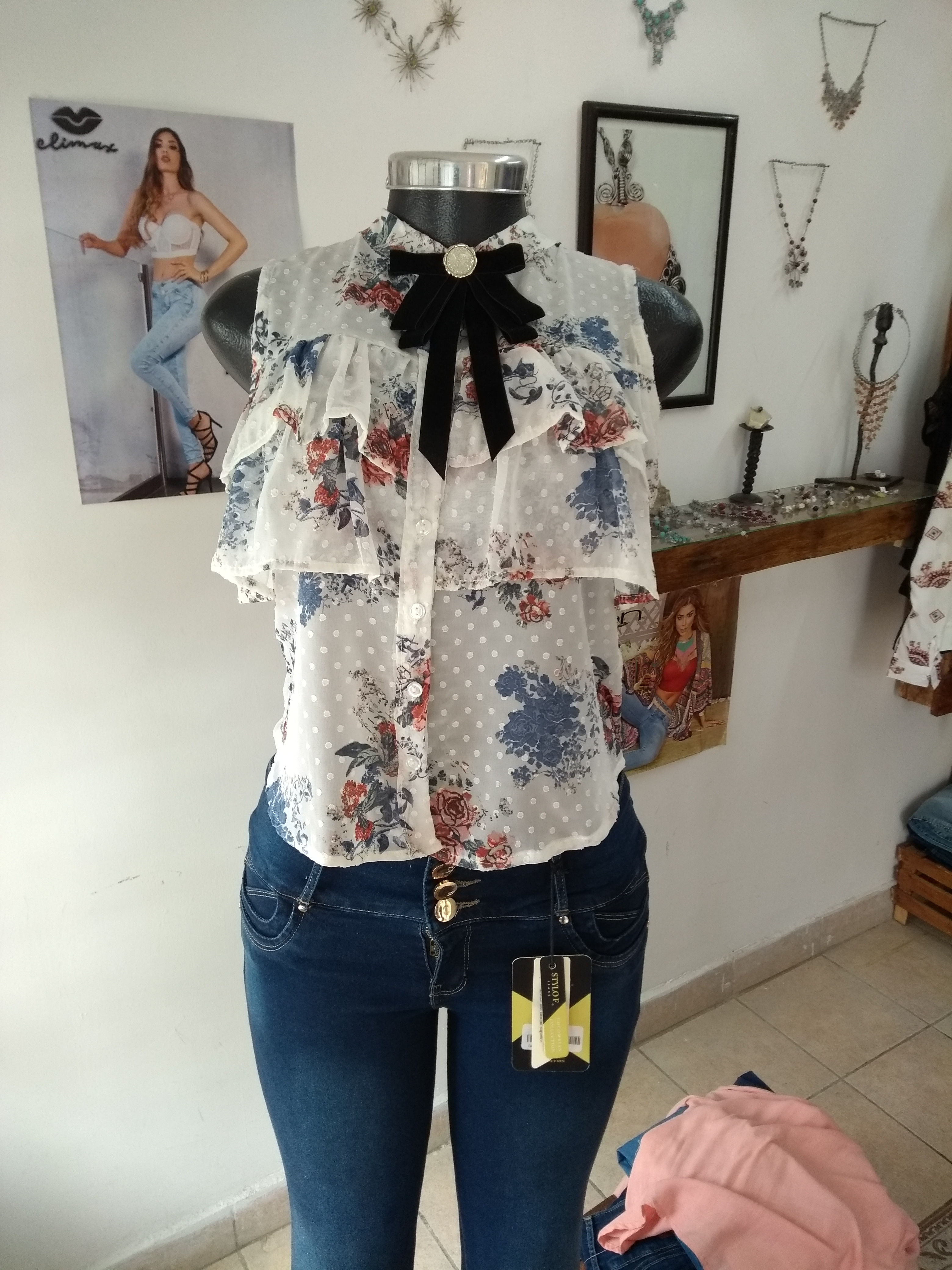 Blusa blanca con flores